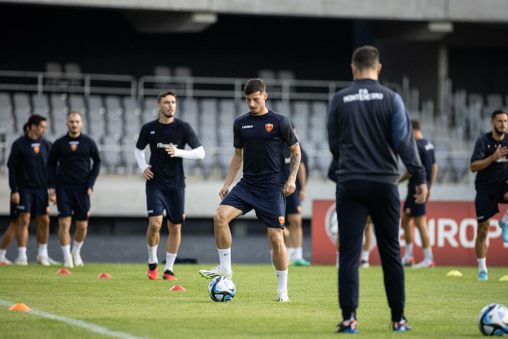 <p>Fudbalska reprezentacija Crne Gore odradila je trening u Kaunasu pred sjutrašnju (18) utakmicu sa Litvanijom u kvalifikacijama za Evropsko prvenstvo</p>