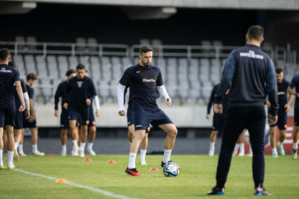 <p>Fudbalska reprezentacija Crne Gore odradila je trening u Kaunasu pred sjutrašnju (18) utakmicu sa Litvanijom u kvalifikacijama za Evropsko prvenstvo</p>