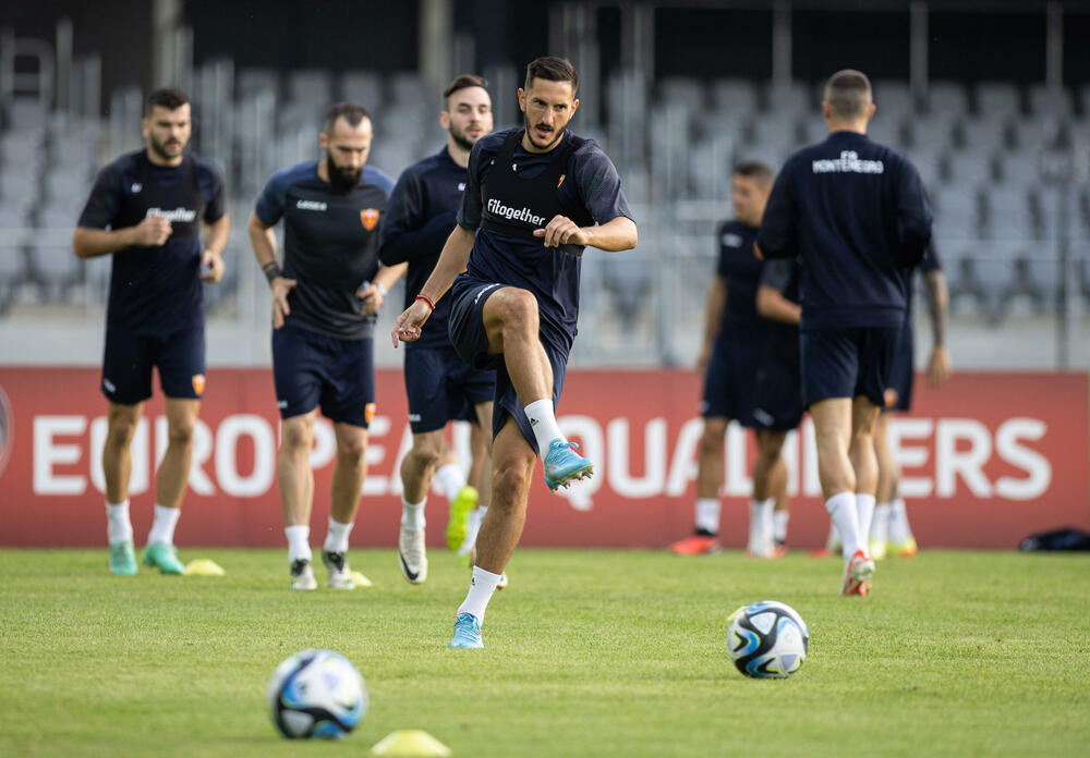<p>Fudbalska reprezentacija Crne Gore odradila je trening u Kaunasu pred sjutrašnju (18) utakmicu sa Litvanijom u kvalifikacijama za Evropsko prvenstvo</p>