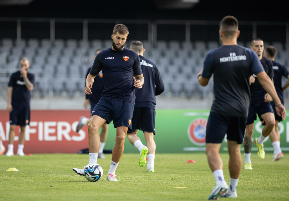 <p>Fudbalska reprezentacija Crne Gore odradila je trening u Kaunasu pred sjutrašnju (18) utakmicu sa Litvanijom u kvalifikacijama za Evropsko prvenstvo</p>