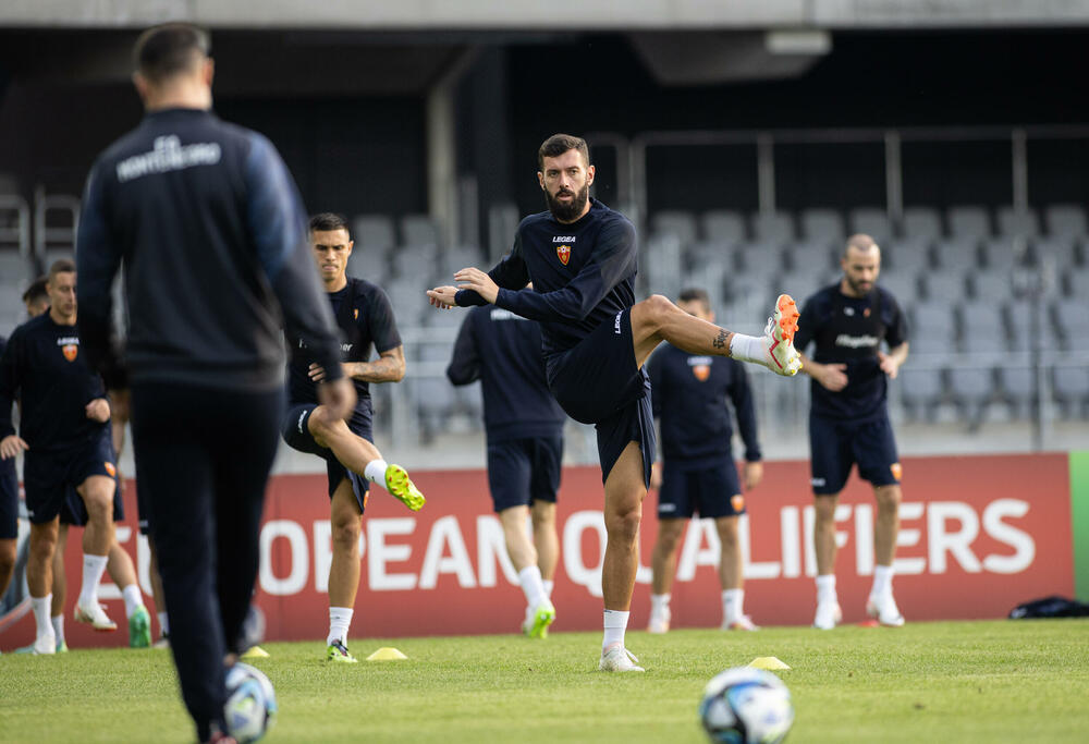 <p>Fudbalska reprezentacija Crne Gore odradila je trening u Kaunasu pred sjutrašnju (18) utakmicu sa Litvanijom u kvalifikacijama za Evropsko prvenstvo</p>