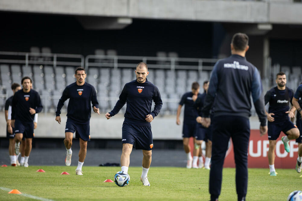 <p>Fudbalska reprezentacija Crne Gore odradila je trening u Kaunasu pred sjutrašnju (18) utakmicu sa Litvanijom u kvalifikacijama za Evropsko prvenstvo</p>