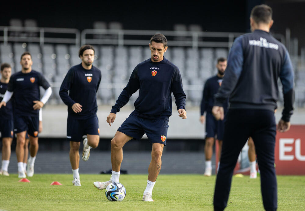 <p>Fudbalska reprezentacija Crne Gore odradila je trening u Kaunasu pred sjutrašnju (18) utakmicu sa Litvanijom u kvalifikacijama za Evropsko prvenstvo</p>