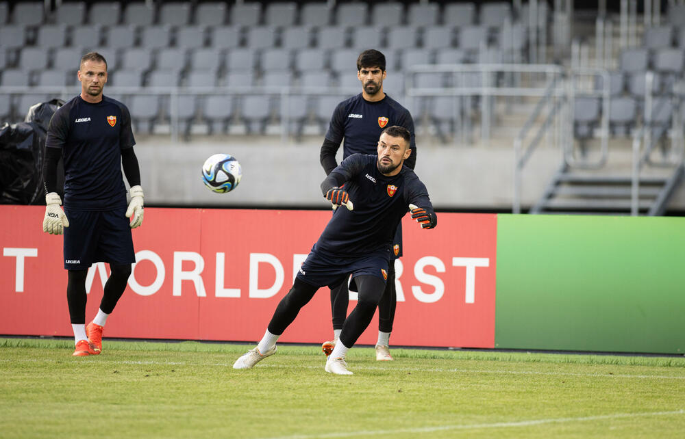 <p>Fudbalska reprezentacija Crne Gore odradila je trening u Kaunasu pred sjutrašnju (18) utakmicu sa Litvanijom u kvalifikacijama za Evropsko prvenstvo</p>