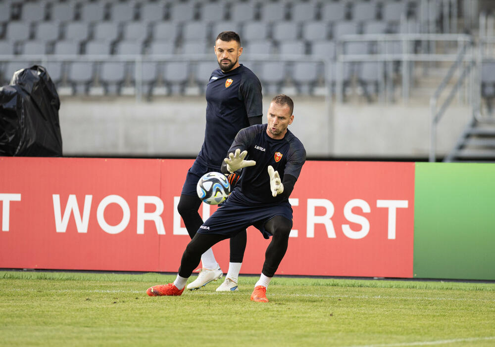 <p>Fudbalska reprezentacija Crne Gore odradila je trening u Kaunasu pred sjutrašnju (18) utakmicu sa Litvanijom u kvalifikacijama za Evropsko prvenstvo</p>