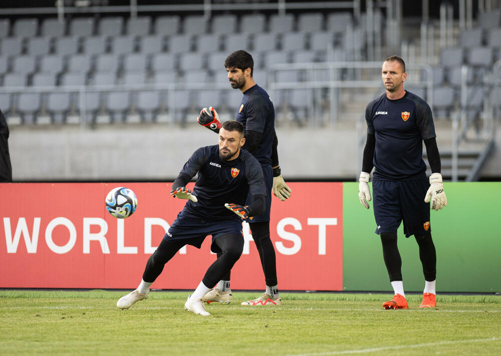 <p>Fudbalska reprezentacija Crne Gore odradila je trening u Kaunasu pred sjutrašnju (18) utakmicu sa Litvanijom u kvalifikacijama za Evropsko prvenstvo</p>