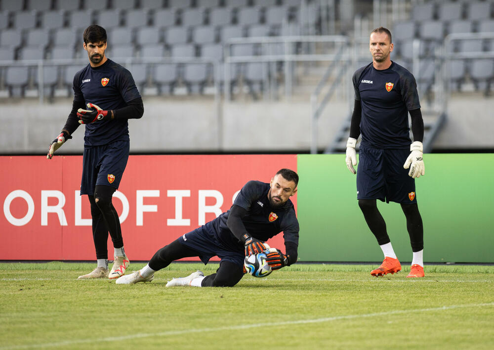 <p>Fudbalska reprezentacija Crne Gore odradila je trening u Kaunasu pred sjutrašnju (18) utakmicu sa Litvanijom u kvalifikacijama za Evropsko prvenstvo</p>