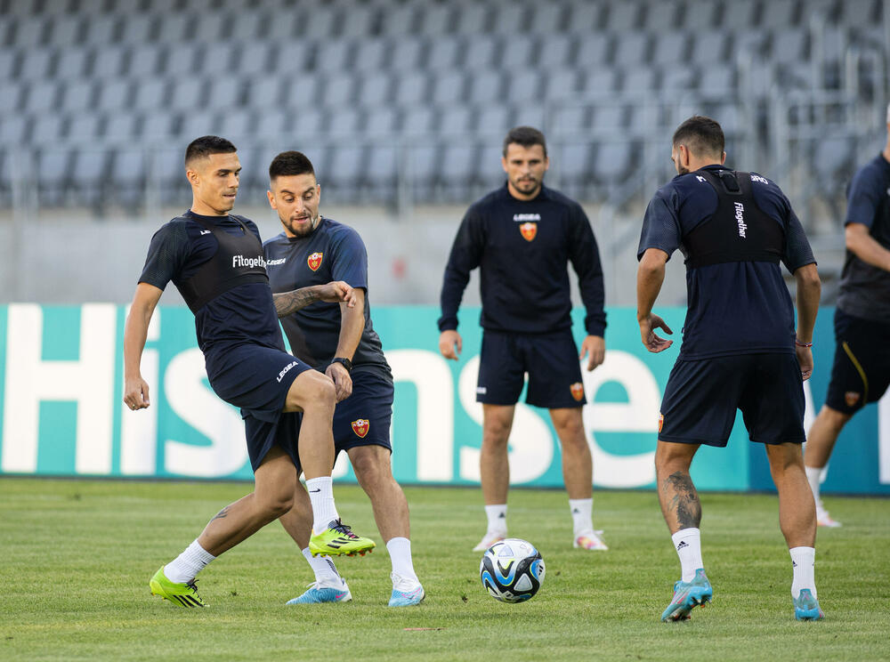 <p>Fudbalska reprezentacija Crne Gore odradila je trening u Kaunasu pred sjutrašnju (18) utakmicu sa Litvanijom u kvalifikacijama za Evropsko prvenstvo</p>