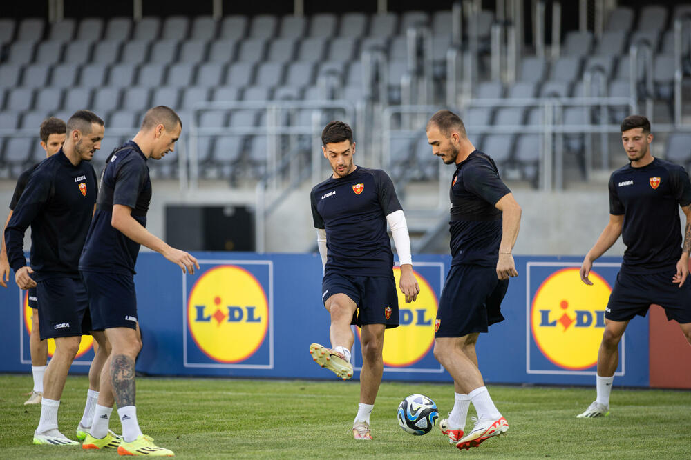 <p>Fudbalska reprezentacija Crne Gore odradila je trening u Kaunasu pred sjutrašnju (18) utakmicu sa Litvanijom u kvalifikacijama za Evropsko prvenstvo</p>