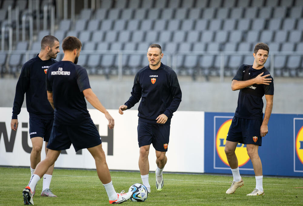 <p>Fudbalska reprezentacija Crne Gore odradila je trening u Kaunasu pred sjutrašnju (18) utakmicu sa Litvanijom u kvalifikacijama za Evropsko prvenstvo</p>