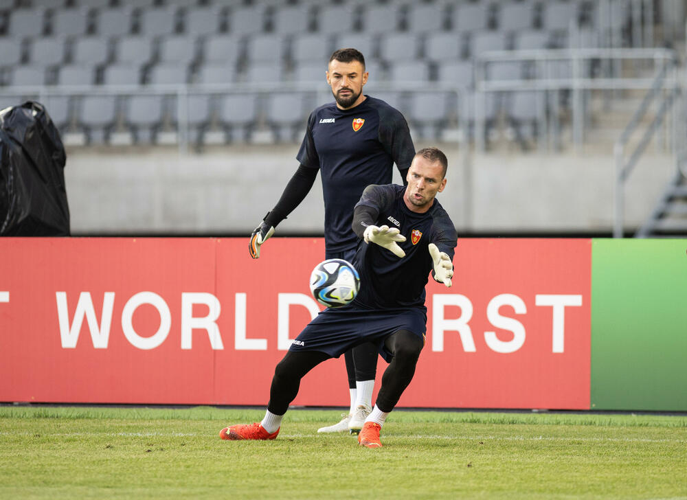 <p>Fudbalska reprezentacija Crne Gore odradila je trening u Kaunasu pred sjutrašnju (18) utakmicu sa Litvanijom u kvalifikacijama za Evropsko prvenstvo</p>