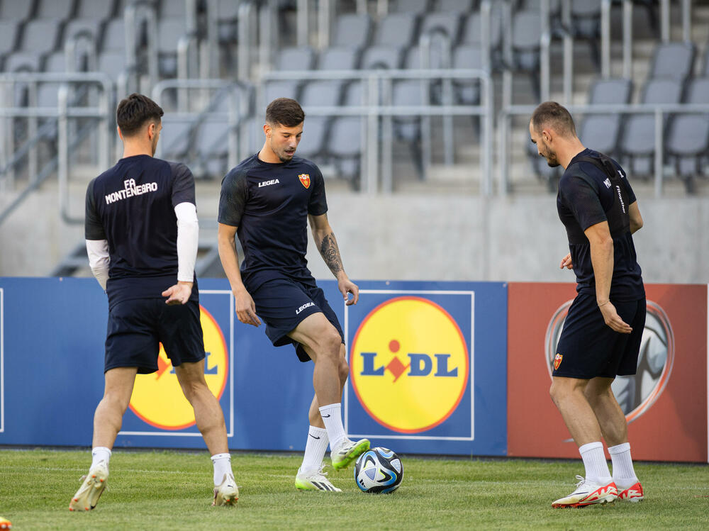 <p>Fudbalska reprezentacija Crne Gore odradila je trening u Kaunasu pred sjutrašnju (18) utakmicu sa Litvanijom u kvalifikacijama za Evropsko prvenstvo</p>