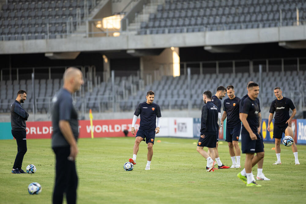 <p>Fudbalska reprezentacija Crne Gore odradila je trening u Kaunasu pred sjutrašnju (18) utakmicu sa Litvanijom u kvalifikacijama za Evropsko prvenstvo</p>