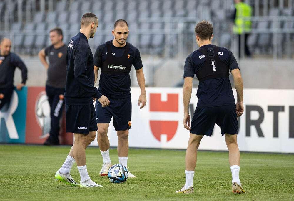<p>Fudbalska reprezentacija Crne Gore odradila je trening u Kaunasu pred sjutrašnju (18) utakmicu sa Litvanijom u kvalifikacijama za Evropsko prvenstvo</p>
