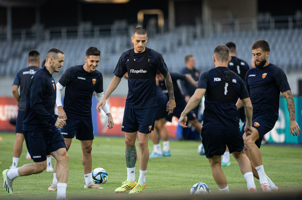 <p>Fudbalska reprezentacija Crne Gore odradila je trening u Kaunasu pred sjutrašnju (18) utakmicu sa Litvanijom u kvalifikacijama za Evropsko prvenstvo</p>
