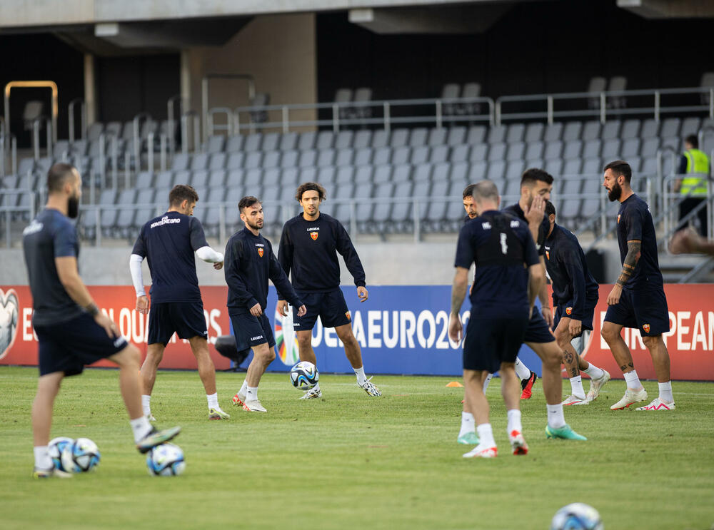 <p>Fudbalska reprezentacija Crne Gore odradila je trening u Kaunasu pred sjutrašnju (18) utakmicu sa Litvanijom u kvalifikacijama za Evropsko prvenstvo</p>