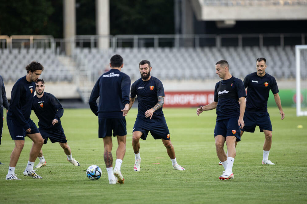 <p>Fudbalska reprezentacija Crne Gore odradila je trening u Kaunasu pred sjutrašnju (18) utakmicu sa Litvanijom u kvalifikacijama za Evropsko prvenstvo</p>