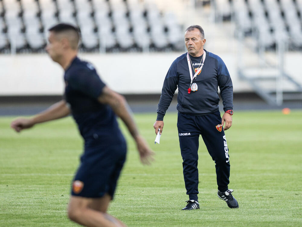 <p>Fudbalska reprezentacija Crne Gore odradila je trening u Kaunasu pred sjutrašnju (18) utakmicu sa Litvanijom u kvalifikacijama za Evropsko prvenstvo</p>