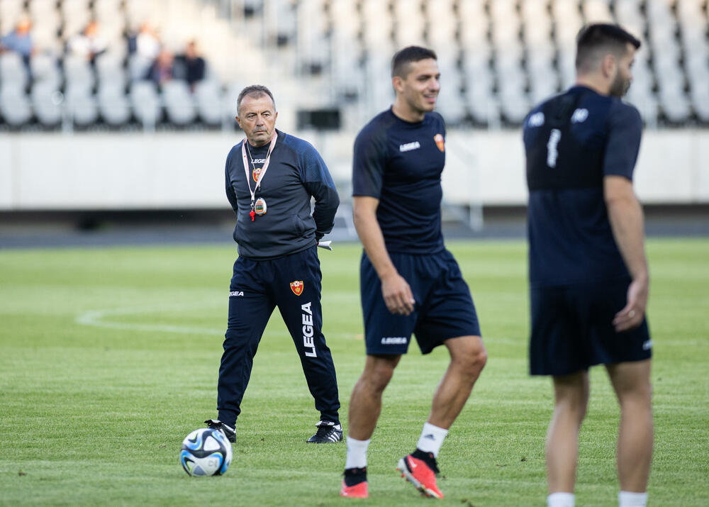 <p>Fudbalska reprezentacija Crne Gore odradila je trening u Kaunasu pred sjutrašnju (18) utakmicu sa Litvanijom u kvalifikacijama za Evropsko prvenstvo</p>