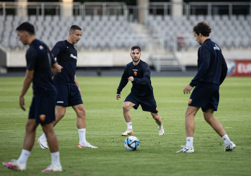 <p>Fudbalska reprezentacija Crne Gore odradila je trening u Kaunasu pred sjutrašnju (18) utakmicu sa Litvanijom u kvalifikacijama za Evropsko prvenstvo</p>