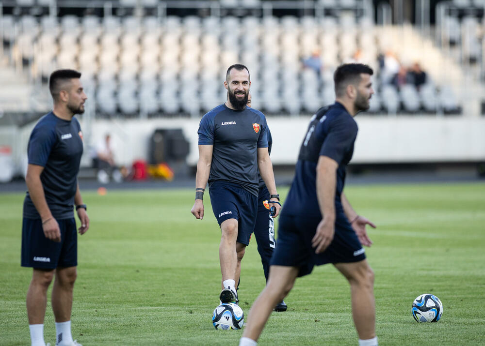 <p>Fudbalska reprezentacija Crne Gore odradila je trening u Kaunasu pred sjutrašnju (18) utakmicu sa Litvanijom u kvalifikacijama za Evropsko prvenstvo</p>
