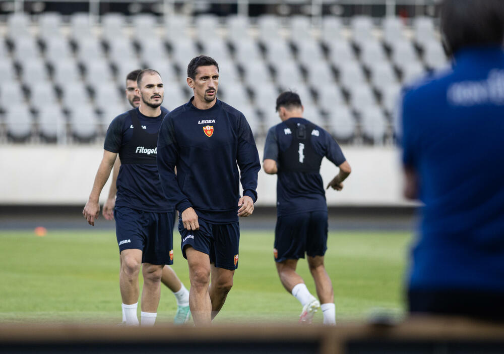 <p>Fudbalska reprezentacija Crne Gore odradila je trening u Kaunasu pred sjutrašnju (18) utakmicu sa Litvanijom u kvalifikacijama za Evropsko prvenstvo</p>