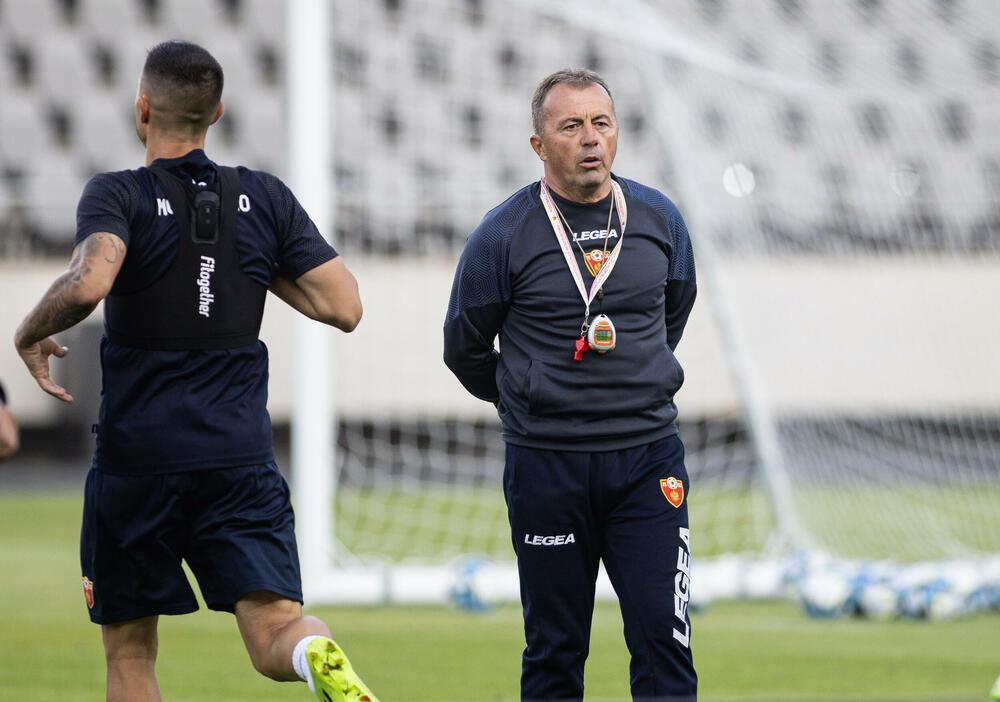 <p>Fudbalska reprezentacija Crne Gore odradila je trening u Kaunasu pred sjutrašnju (18) utakmicu sa Litvanijom u kvalifikacijama za Evropsko prvenstvo</p>