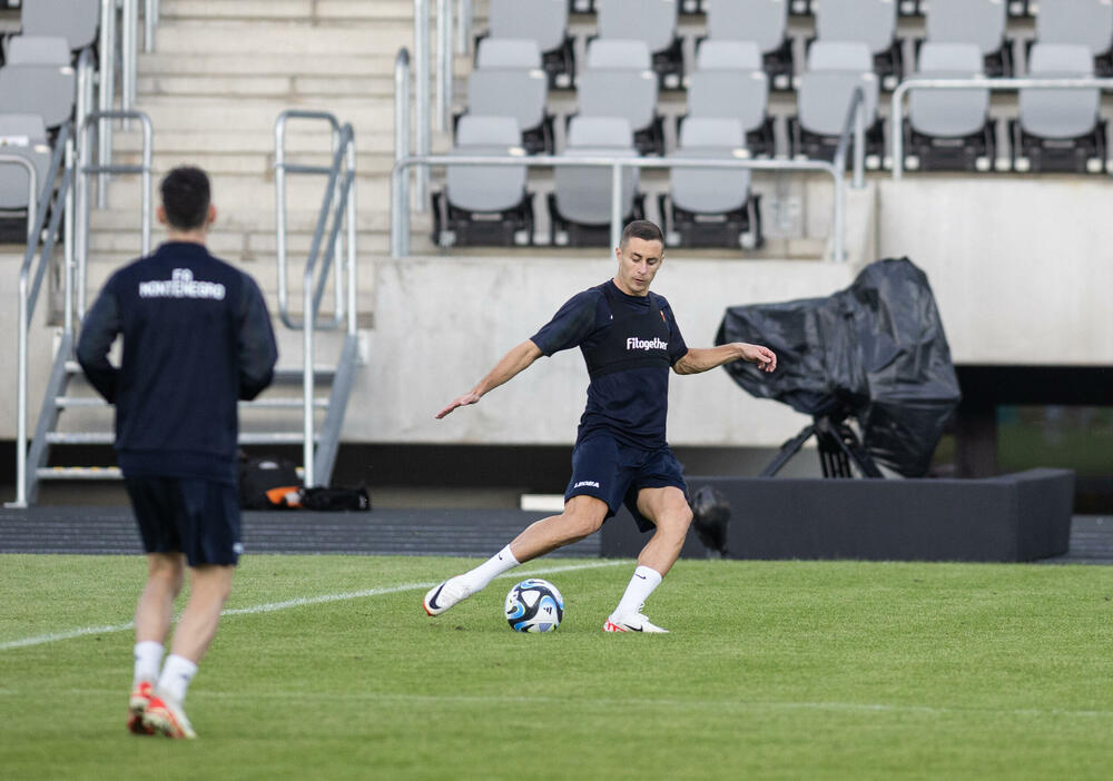 <p>Fudbalska reprezentacija Crne Gore odradila je trening u Kaunasu pred sjutrašnju (18) utakmicu sa Litvanijom u kvalifikacijama za Evropsko prvenstvo</p>