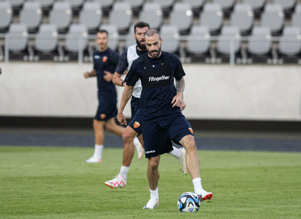 <p>Fudbalska reprezentacija Crne Gore odradila je trening u Kaunasu pred sjutrašnju (18) utakmicu sa Litvanijom u kvalifikacijama za Evropsko prvenstvo</p>