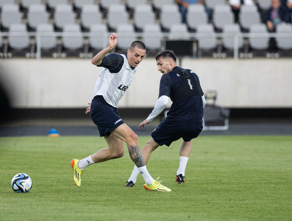 <p>Fudbalska reprezentacija Crne Gore odradila je trening u Kaunasu pred sjutrašnju (18) utakmicu sa Litvanijom u kvalifikacijama za Evropsko prvenstvo</p>