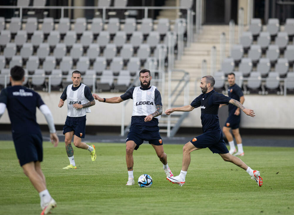 <p>Fudbalska reprezentacija Crne Gore odradila je trening u Kaunasu pred sjutrašnju (18) utakmicu sa Litvanijom u kvalifikacijama za Evropsko prvenstvo</p>