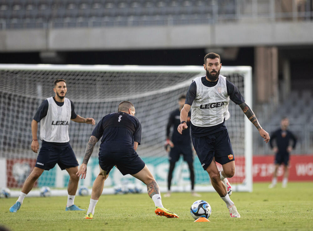 <p>Fudbalska reprezentacija Crne Gore odradila je trening u Kaunasu pred sjutrašnju (18) utakmicu sa Litvanijom u kvalifikacijama za Evropsko prvenstvo</p>