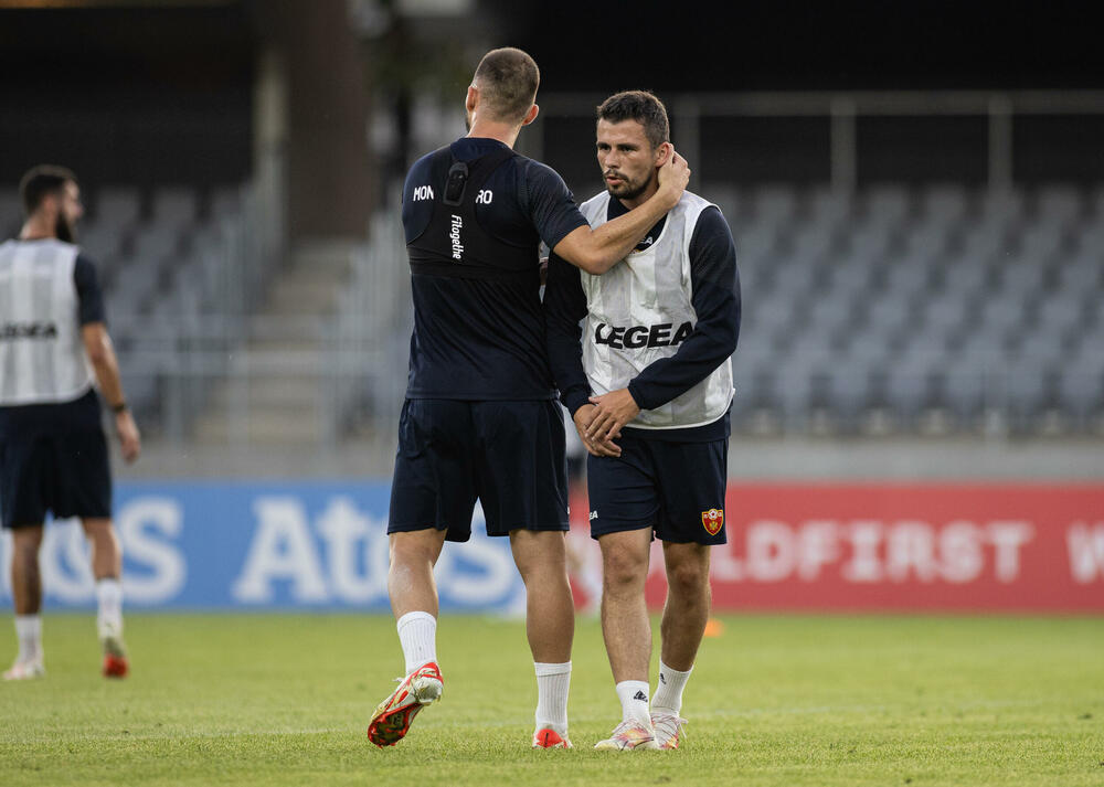 <p>Fudbalska reprezentacija Crne Gore odradila je trening u Kaunasu pred sjutrašnju (18) utakmicu sa Litvanijom u kvalifikacijama za Evropsko prvenstvo</p>