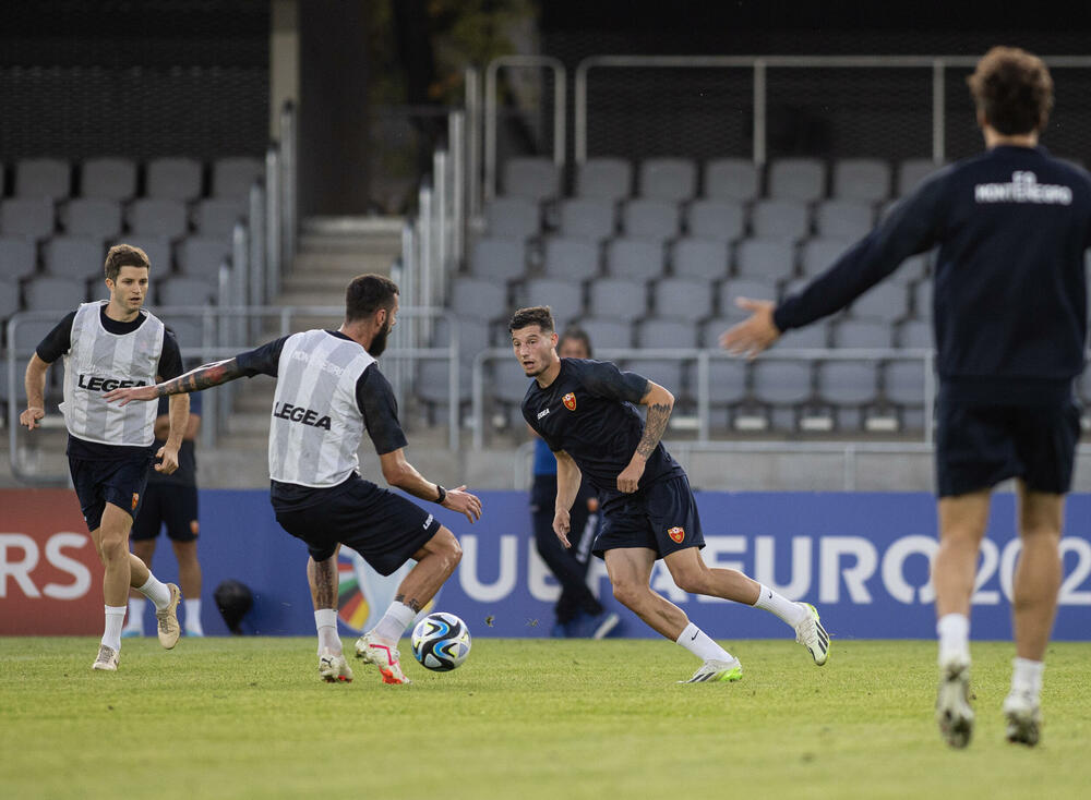 <p>Fudbalska reprezentacija Crne Gore odradila je trening u Kaunasu pred sjutrašnju (18) utakmicu sa Litvanijom u kvalifikacijama za Evropsko prvenstvo</p>