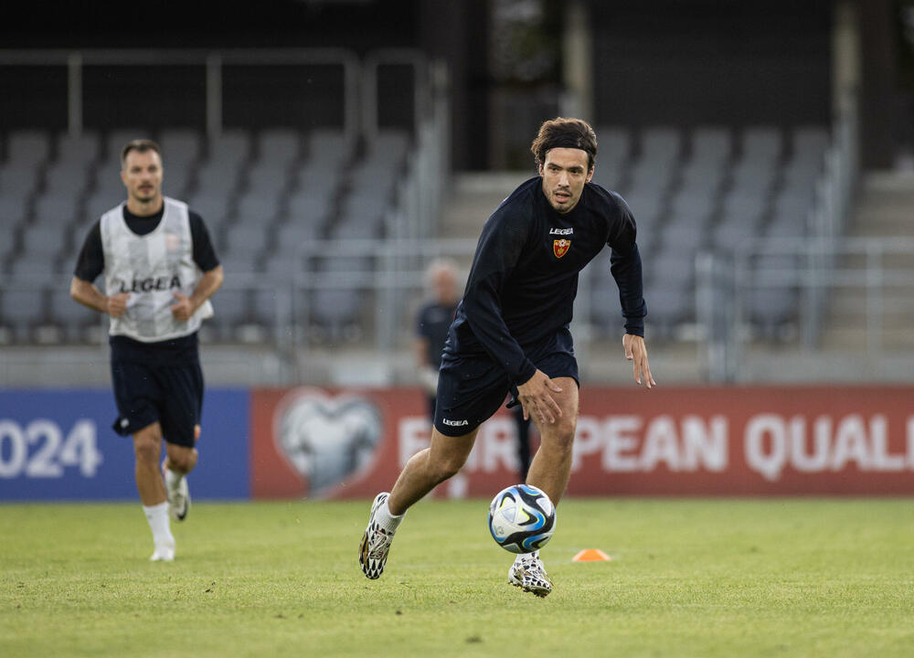 <p>Fudbalska reprezentacija Crne Gore odradila je trening u Kaunasu pred sjutrašnju (18) utakmicu sa Litvanijom u kvalifikacijama za Evropsko prvenstvo</p>