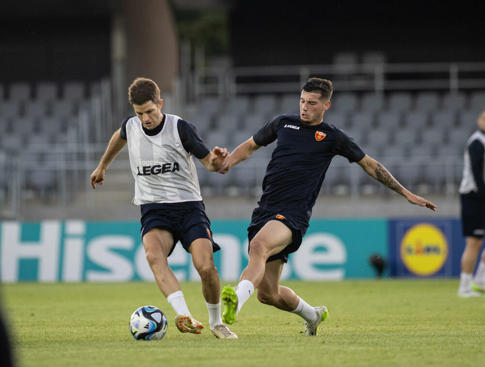 <p>Fudbalska reprezentacija Crne Gore odradila je trening u Kaunasu pred sjutrašnju (18) utakmicu sa Litvanijom u kvalifikacijama za Evropsko prvenstvo</p>