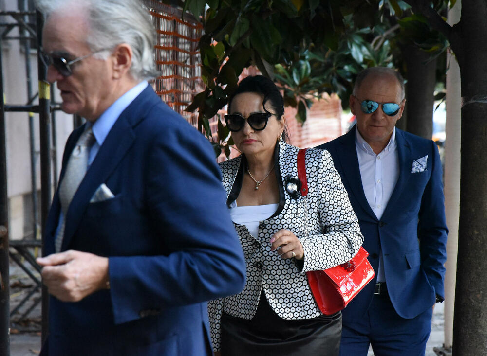 <p>Vijeće odbilo predlog odbrane, Miloš Medenica, Perunović, Bevenja i Vučinić ostaju u pritvoru. Miloš Medenica je takođe negirao sve navode optužnice</p>