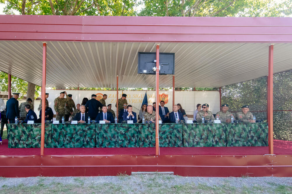 <p>Predsjedniku Crne Gore je predstavljena veličina, struktura, misije i zadaci Vojske, razmještaj jedinica, kao i prioriteti i vizija njenog budućeg razvoja</p>