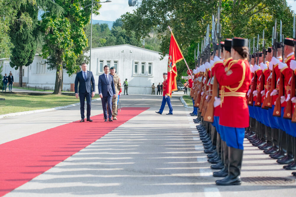 <p>Predsjedniku Crne Gore je predstavljena veličina, struktura, misije i zadaci Vojske, razmještaj jedinica, kao i prioriteti i vizija njenog budućeg razvoja</p>