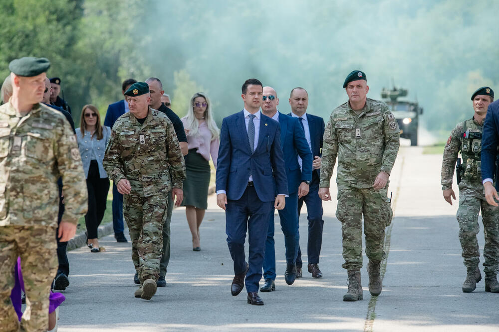 <p>Predsjedniku Crne Gore je predstavljena veličina, struktura, misije i zadaci Vojske, razmještaj jedinica, kao i prioriteti i vizija njenog budućeg razvoja</p>