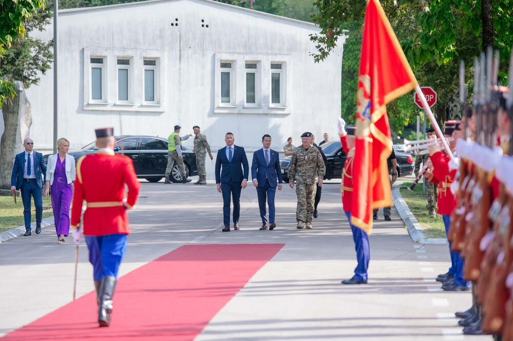 <p>Predsjedniku Crne Gore je predstavljena veličina, struktura, misije i zadaci Vojske, razmještaj jedinica, kao i prioriteti i vizija njenog budućeg razvoja</p>