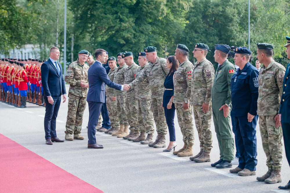 <p>Predsjedniku Crne Gore je predstavljena veličina, struktura, misije i zadaci Vojske, razmještaj jedinica, kao i prioriteti i vizija njenog budućeg razvoja</p>
