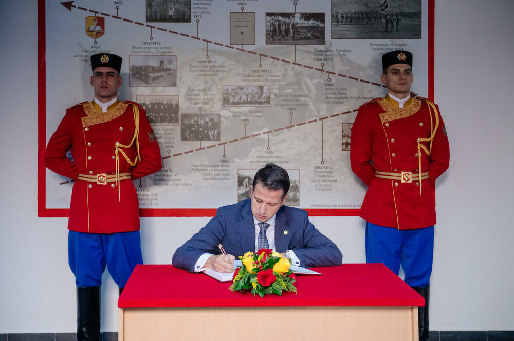 <p>Predsjedniku Crne Gore je predstavljena veličina, struktura, misije i zadaci Vojske, razmještaj jedinica, kao i prioriteti i vizija njenog budućeg razvoja</p>