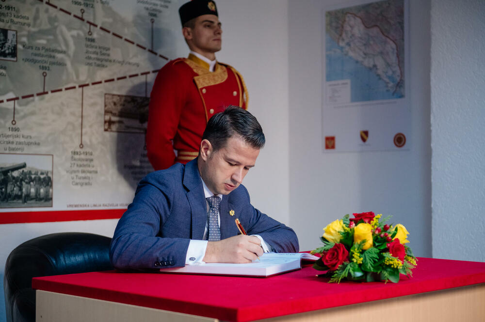 <p>Predsjedniku Crne Gore je predstavljena veličina, struktura, misije i zadaci Vojske, razmještaj jedinica, kao i prioriteti i vizija njenog budućeg razvoja</p>