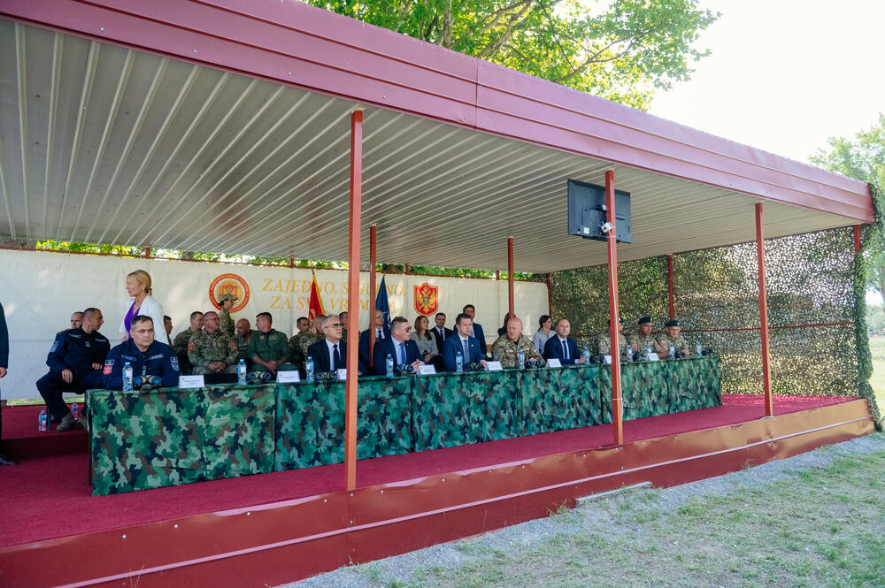 <p>Predsjedniku Crne Gore je predstavljena veličina, struktura, misije i zadaci Vojske, razmještaj jedinica, kao i prioriteti i vizija njenog budućeg razvoja</p>