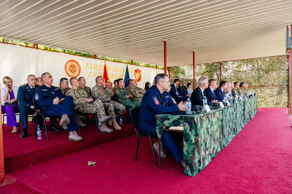 <p>Predsjedniku Crne Gore je predstavljena veličina, struktura, misije i zadaci Vojske, razmještaj jedinica, kao i prioriteti i vizija njenog budućeg razvoja</p>