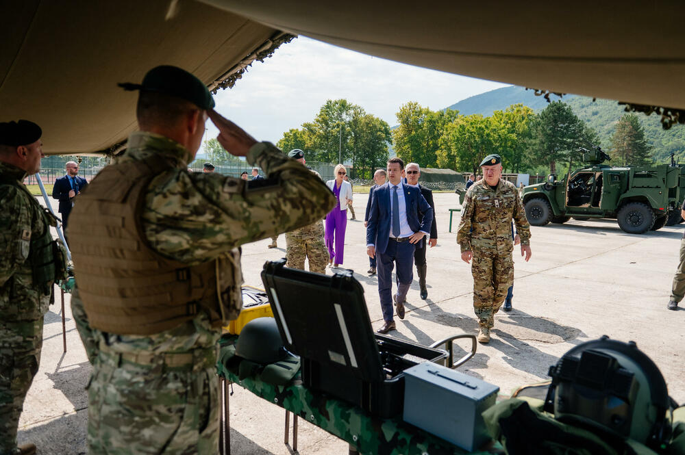 <p>Predsjedniku Crne Gore je predstavljena veličina, struktura, misije i zadaci Vojske, razmještaj jedinica, kao i prioriteti i vizija njenog budućeg razvoja</p>