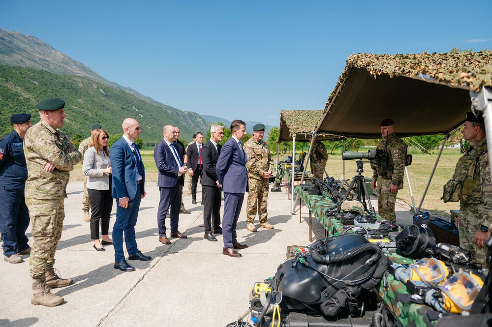 <p>Predsjedniku Crne Gore je predstavljena veličina, struktura, misije i zadaci Vojske, razmještaj jedinica, kao i prioriteti i vizija njenog budućeg razvoja</p>