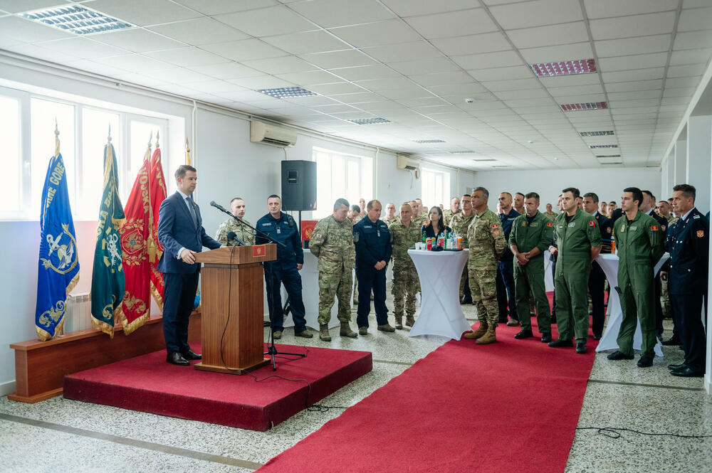 <p>Predsjedniku Crne Gore je predstavljena veličina, struktura, misije i zadaci Vojske, razmještaj jedinica, kao i prioriteti i vizija njenog budućeg razvoja</p>