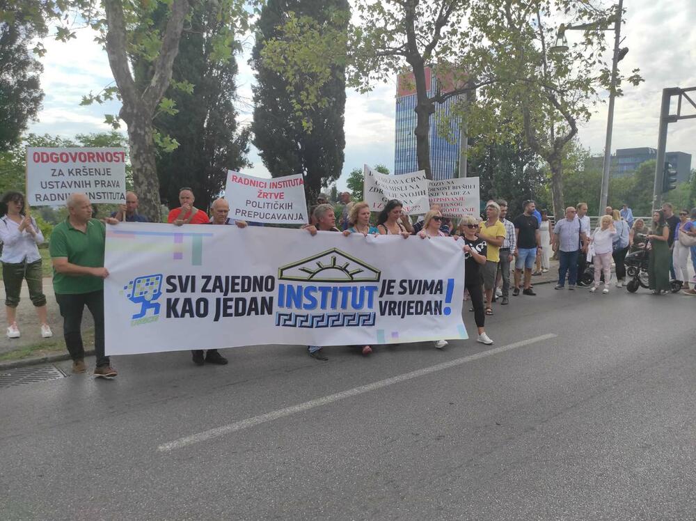 <p>"Ljudski resurs je ono što se mora sačuvati, to su oni koji rade u Institutu Igalo", kazala je ispred Vlade predsjednica Sindikata Instituta Igalo Marija Obradović</p>